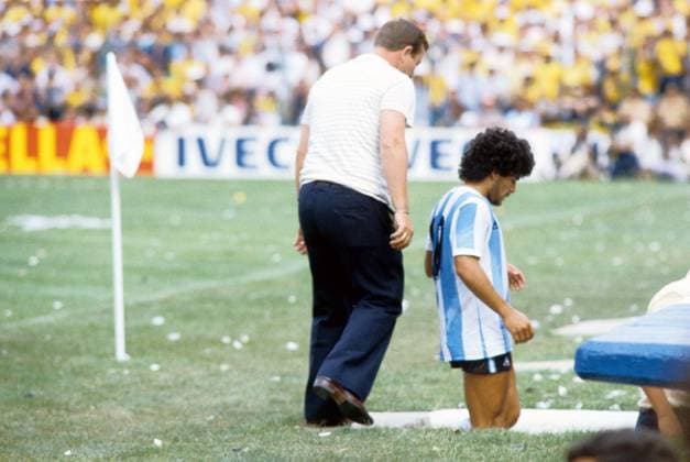 Onderwerp Subject: Argentina (3-1) World Cup 1982 Club Team Country: Argentina Seizoen Season: 1981 1982 1982 1983 FOTO PHOTO: Argentina s Diego Armando MARADONA is leaving the pitch after he received a red card Trefwoorden Keywords: 03 05 $10 ±1114010105975 BARCELONA ESP Content not available for redistribution in The Netherlands directly or indirectly through any third parties. Copyright: xBSRxAgencyx 82100702A000760 EDITORIAL USE ONLY
