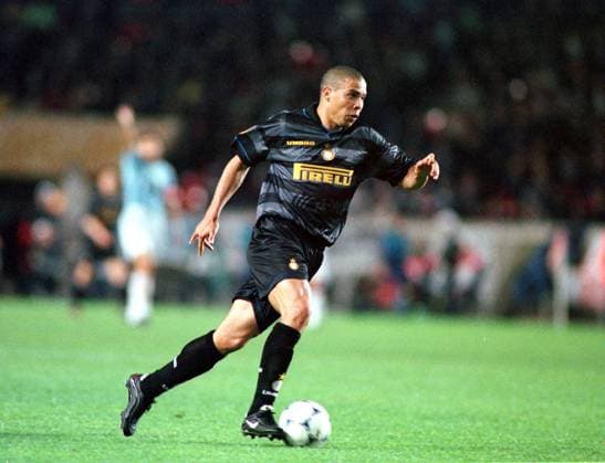 Onderwerp Subject: Lazio Roma - Inter (0-3) UEFA Cup Final Club Team Country: Inter Seizoen Season: 1997 1998 FOTO PHOTO: Inter s RONALDO on his way to scoring the third goal Trefwoorden Keywords: internazionale milan milaan L 00 04 %15,0 $10 Content not available for redistribution in The Netherlands directly or indirectly through any third parties. Copyright: xBSRxAgencyx 981020670 EDITORIAL USE ONLY