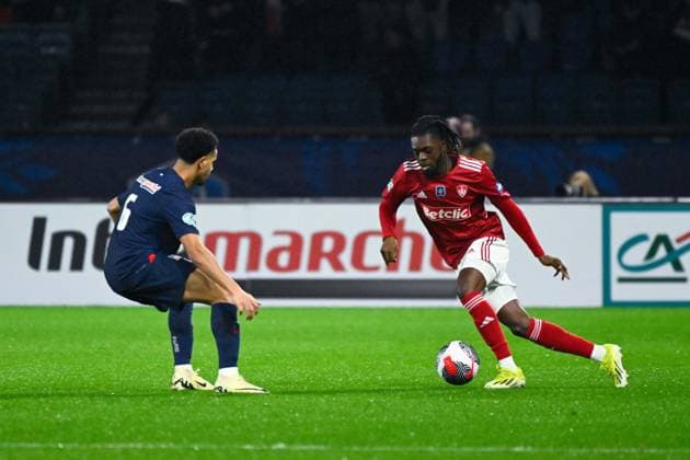 B Locko ( 2 - Brest ) and W Zaire Emery ( 6 - PSG ) during the French Cup match between Paris Saint Germain and Stade Brestois 29 at Parc des Princes on February 07, 2024 in Paris, France. ( Photo by federico pestellini panoramic ) - FOOTBALL : PSG vs Brest - Coupe de France - 07 02 2024 FedericoPestellini Panoramic 