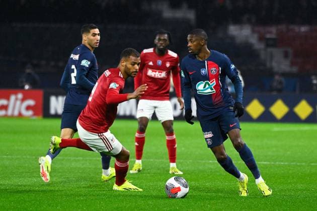 O Dembele ( 10 - PSG ) and S Mounie ( 9 - Brest ) during the French Cup match between Paris Saint Germain and Stade Brestois 29 at Parc des Princes on February 07, 2024 in Paris, France. ( Photo by federico pestellini panoramic ) - FOOTBALL : PSG vs Brest - Coupe de France - 07 02 2024 FedericoPestellini Panoramic 