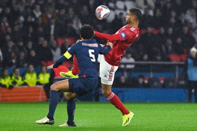 S Mounie ( 9 - Brest ) and Marquinhos ( 5 - PSG ) during the French Cup match between Paris Saint Germain and Stade Brestois 29 at Parc des Princes on February 07, 2024 in Paris, France. ( Photo by federico pestellini panoramic ) - FOOTBALL : PSG vs Brest - Coupe de France - 07 02 2024 FedericoPestellini Panoramic 