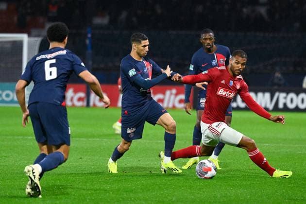 S Mounie ( 9 - Brest ) and A Hakimi ( 2 - PSG ) during the French Cup match between Paris Saint Germain and Stade Brestois 29 at Parc des Princes on February 07, 2024 in Paris, France. ( Photo by federico pestellini panoramic ) - FOOTBALL : PSG vs Brest - Coupe de France - 07 02 2024 FedericoPestellini Panoramic 