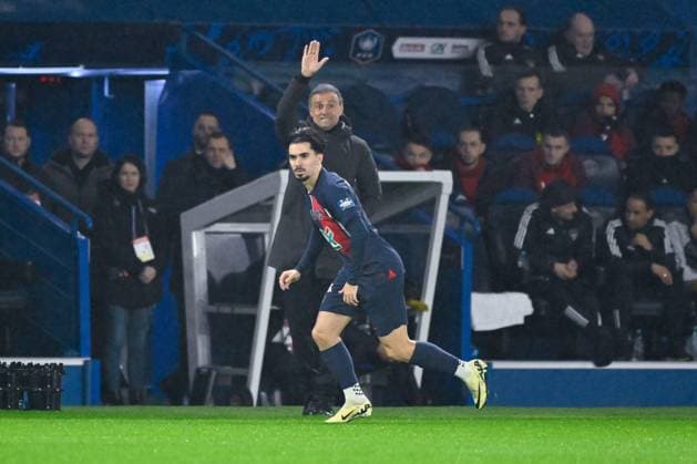 V Machado Vitinha ( 11 - PSG ) and Luis Enrique Martinez ( coach PSG ) during the French Cup match between Paris Saint Germain and Stade Brestois 29 at Parc des Princes on February 07, 2024 in Paris, France. ( Photo by federico pestellini panoramic ) - FOOTBALL : PSG vs Brest - Coupe de France - 07 02 2024 FedericoPestellini Panoramic 