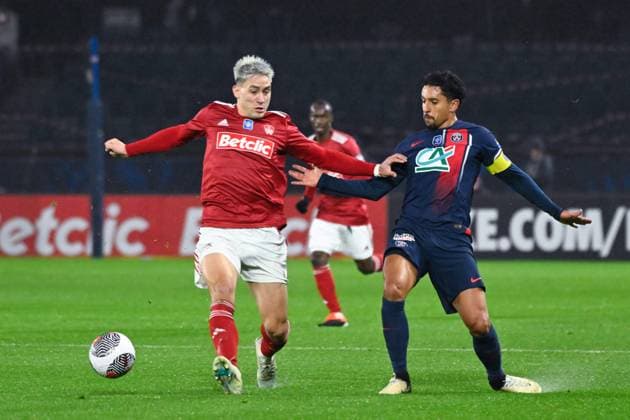 M Satriano ( 7 - Brest ) and Marquinhos ( 5 - PSG ) during the French Cup match between Paris Saint Germain and Stade Brestois 29 at Parc des Princes on February 07, 2024 in Paris, France. ( Photo by federico pestellini panoramic ) - FOOTBALL : PSG vs Brest - Coupe de France - 07 02 2024 FedericoPestellini Panoramic 