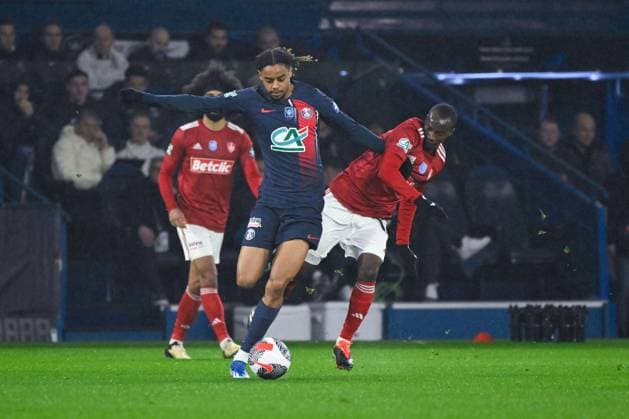 B Barcola ( 9 - PSG ) and K Doumbia ( 10 - Brest ) during the French Cup match between Paris Saint Germain and Stade Brestois 29 at Parc des Princes on February 07, 2024 in Paris, France. ( Photo by federico pestellini panoramic ) - FOOTBALL : PSG vs Brest - Coupe de France - 07 02 2024 FedericoPestellini Panoramic 