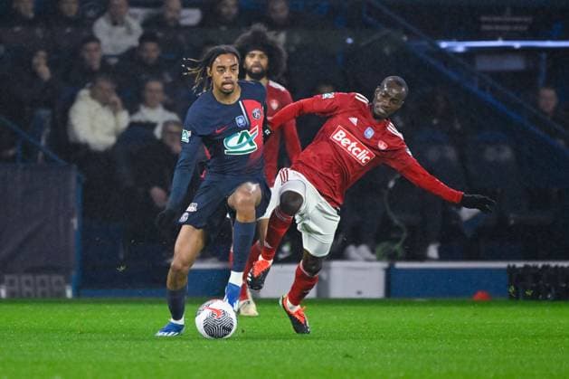B Barcola ( 9 - PSG ) and K Doumbia ( 10 - Brest ) during the French Cup match between Paris Saint Germain and Stade Brestois 29 at Parc des Princes on February 07, 2024 in Paris, France. ( Photo by federico pestellini panoramic ) - FOOTBALL : PSG vs Brest - Coupe de France - 07 02 2024 FedericoPestellini Panoramic 