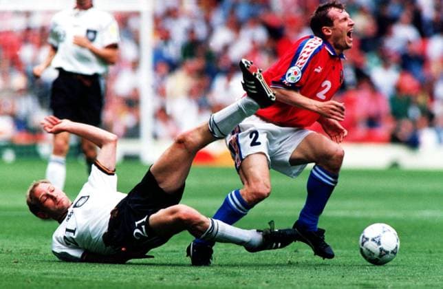 Onderwerp Subject: Germany - Czech Republic (2-0) Euro 1996 Club Team Country: Germany Czech Republic Seizoen Season: 1995 1996 1996 1997 FOTO PHOTO: Czech Republic s Radek LATAL (R) is tackled by Germany s Dieter EILTS Trefwoorden Keywords: 04 $10 ±165065235515 @20041996@ MANCHESTER ENGLAND Content not available for redistribution in The Netherlands directly or indirectly through any third parties. Copyright: xBSRxAgencyx 961020766 EDITORIAL USE ONLY