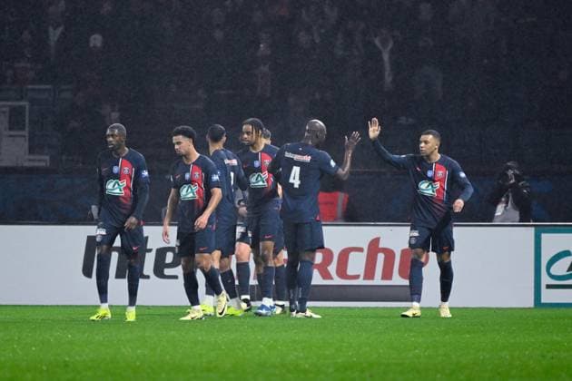 K Mbappe ( 7 - PSG ) celebrates with teammates during the French Cup match between Paris Saint Germain and Stade Brestois 29 at Parc des Princes on February 07, 2024 in Paris, France. ( Photo by federico pestellini panoramic ) - FOOTBALL : PSG vs Brest - Coupe de France - 07 02 2024 FedericoPestellini Panoramic 