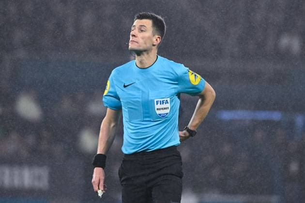 Benoit Bastien ( referee ) during the French Cup match between Paris Saint Germain and Stade Brestois 29 at Parc des Princes on February 07, 2024 in Paris, France. ( Photo by federico pestellini panoramic ) - FOOTBALL : PSG vs Brest - Coupe de France - 07 02 2024 FedericoPestellini Panoramic 