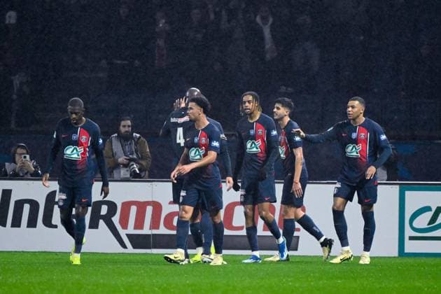 K Mbappe ( 7 - PSG ) celebrates with teammates during the French Cup match between Paris Saint Germain and Stade Brestois 29 at Parc des Princes on February 07, 2024 in Paris, France. ( Photo by federico pestellini panoramic ) - FOOTBALL : PSG vs Brest - Coupe de France - 07 02 2024 FedericoPestellini Panoramic 