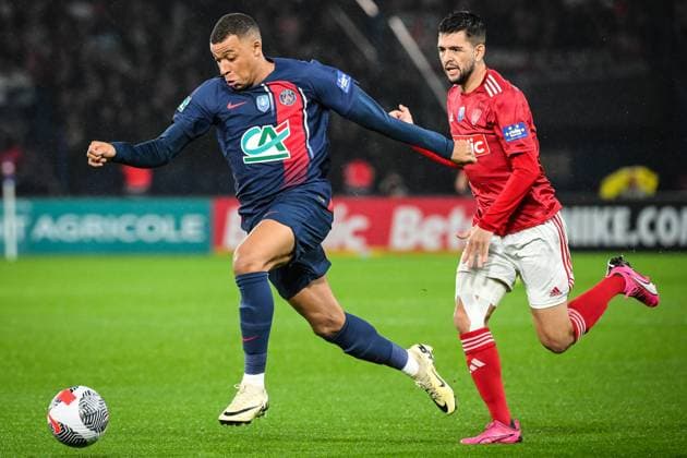 February 7, 2024, Paris, France, France: Kylian MBAPPE of PSG and Julien LE CARDINAL of Brest during the French Cup match between Paris Saint-Germain (PSG) and Stade Brestois (Brest) at Parc des Princes Stadium on February 07, 2024 in Paris, France. Paris France - ZUMAm308 20240207_zsp_m308_001 Copyright: xMatthieuxMirvillex
