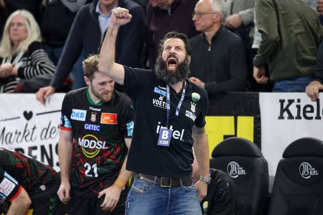 Sport Themen der Woche KW06 Sport Bilder des Tages 07.02.2024, xtgx, Handball, Liqui Moly HBL, THW Kiel - SC Magdeburg emspor v.l. Bennet Wiegert (Magdeburg, Trainer) Jubel ueber den Sieg, Jubel nach Spielende Kiel *** 07 02 2024, xtgx, Handball, Liqui Moly HBL, THW Kiel SC Magdeburg emspor v l Bennet Wiegert Magdeburg, coach celebrating the victory, cheering after the game Kiel