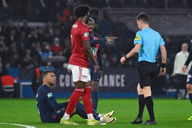 K Mbappe ( 7 - PSG ) talks with Benoit Bastien ( referee ) during the French Cup match between Paris Saint Germain and Stade Brestois 29 at Parc des Princes on February 07, 2024 in Paris, France. ( Photo by federico pestellini panoramic ) - FOOTBALL : PSG vs Brest - Coupe de France - 07 02 2024 FedericoPestellini Panoramic 