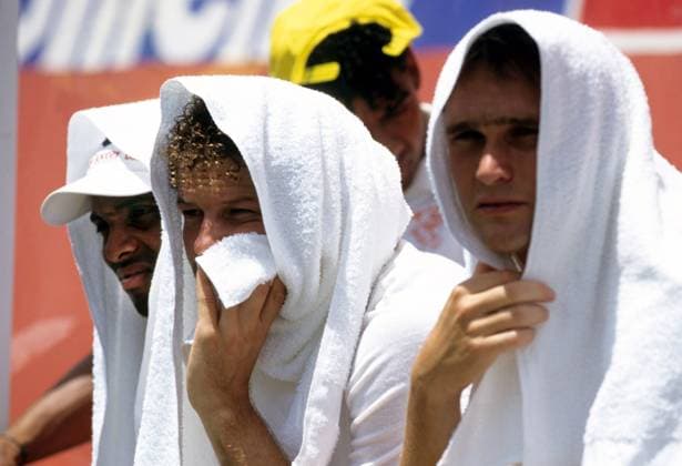 Onderwerp Subject: Holland (1-2) World Cup 1994 Reklame: Club Team Country: Holland Seizoen Season: 1993 1994 1994 1995 FOTO PHOTO: Holland s Bryan ROY (L) , Danny BLIND (C) and John BOSMAN (R) with towels over their head for the heat Trefwoorden Keywords: $10 ± 1162199914239 ORLANDO USA Content not available for redistribution in The Netherlands directly or indirectly through any third parties. Copyright: xBSRxAgencyx 94100629A004182 EDITORIAL USE ONLY