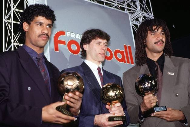 Onderwerp Subject: Golden Ball awards Club Team Country: Netherlands Seizoen Season: 1987 1988 1988 1989 FOTO PHOTO: Frank RIJKAARD (L), Marco VAN BASTEN (C) and Ruud GULLIT (R) with the Golden Ball Trefwoorden Keywords: holland nederland gouden ballon d or L 02 07 %14,8 $10 MONACO Content not available for redistribution in The Netherlands directly or indirectly through any third parties. Copyright: xBSRxAgencyx 881020100 EDITORIAL USE ONLY