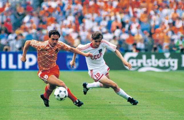 Onderwerp Subject: Holland - Russia (2-0) Euro Final 1988 Reklame: Club Team Country: Holland Russia Seizoen Season: 1987 1988 1988 1989 FOTO PHOTO: Holland s Berry VAN AERLE (L) in duel with Russia s nr. 10 Trefwoorden Keywords: 04 %15,0 $10 ±1114536577753 @20041988@ München GER Content not available for redistribution in The Netherlands directly or indirectly through any third parties. Copyright: xBSRxAgencyx 8810062520959 EDITORIAL USE ONLY