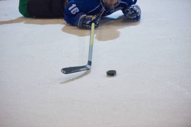 Ice hockey, Eishockey player in action ice hockey player in action kicking with stick (License=RM) 8292166 ,model released, Symbolfoto Copyright: xZoonar.com benisxarapovicx 8292166 ,model released, Symbolfoto ,property released