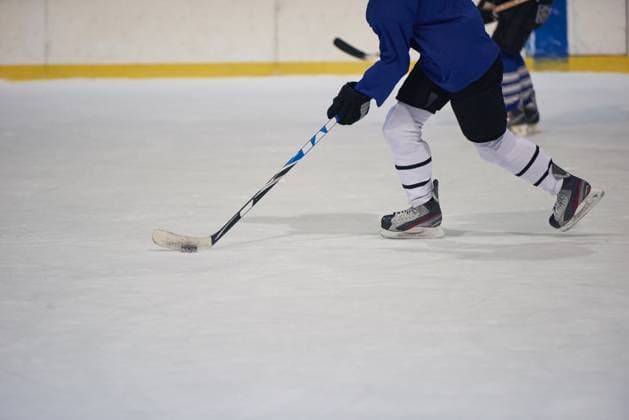 Ice hockey, Eishockey player in action ice hockey player in action kicking with stick (License=RM) 8296410 ,model released, Symbolfoto Copyright: xZoonar.com benisxarapovicx 8296410 ,model released, Symbolfoto ,property released