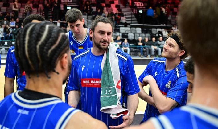 07.02.2024 - Basketball - Saison 2023 2024 - 2. Bundesliga Pro-A - 21. Spieltag: Nürnberg Falcons Basketball Club NBC - Fraport Skyliners Frankfurt - - Marco Völler Voeller (33, Fraport Skyliners ) und Mannschaft Team nach Spielende