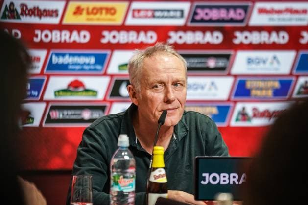 Sport Themen der Woche KW06 Sport Bilder des Tages Freiburg Im Breisgau, Baden-Württemberg, Deutschland, Europa: Pressekonferenz des Fussball Bundesligisten SC Freiburg mit Trainer Christian Streich vor dem Auswärtsspiel beim BVB Borussia Dortmund in der 1. Bundesliga *** Freiburg Im Breisgau, Baden Württemberg, Germany, Europe Press conference of the Bundesliga soccer team SC Freiburg with coach Christian Streich before the away match at BVB Borussia Dortmund in the 1 Bundesliga Copyright: xJoeranxSteinsiekx