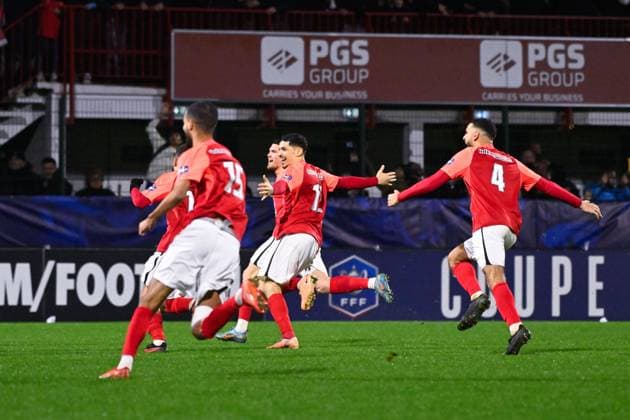 Rouen players celebrate their side s victory after the French Cup match between FC Rouen Metropole and AS Monaco at Stade Robert Diochon on February 08, 2024 in Rouen, France. ( Photo by federico pestellini panoramic ) - FOOTBALL : Rouen vs Monaco - Coupe de France - 08 02 2024 FedericoPestellini Panoramic 