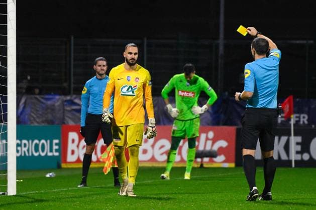 Ruddy Buquet ( referee ) shows a yellow card to Aggoune Leonard ( 1 - Rouen ) during the French Cup match between FC Rouen Metropole and AS Monaco at Stade Robert Diochon on February 08, 2024 in Rouen, France. ( Photo by federico pestellini panoramic ) - FOOTBALL : Rouen vs Monaco - Coupe de France - 08 02 2024 FedericoPestellini Panoramic 
