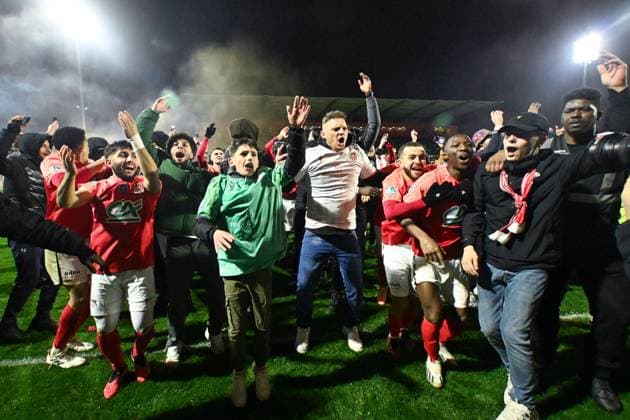 Sport Bilder des Tages Rouen players celebrate their side s victory after during the French Cup match between FC Rouen Metropole and AS Monaco at Stade Robert Diochon on February 08, 2024 in Rouen, France. ( Photo by federico pestellini panoramic ) - FOOTBALL : Rouen vs Monaco - Coupe de France - 08 02 2024 FedericoPestellini Panoramic 