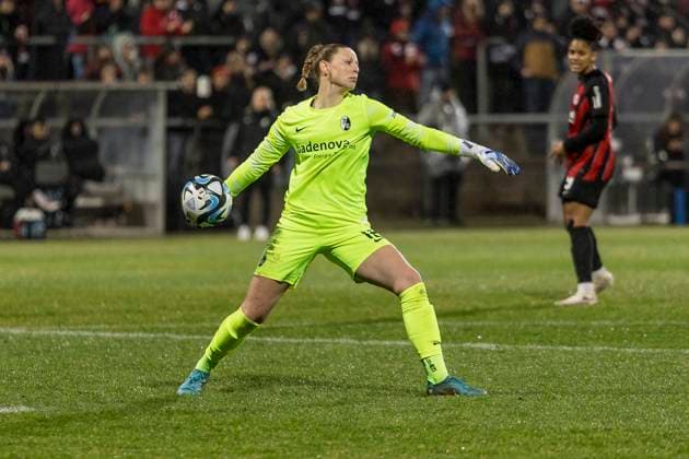 DFB Pokal Frauen: Eintracht Frankfurt - SC Freiburg, Stadion am Brentanobad, Frankfurt, 08.02.2024 Rafaela Borggräfe (SC Freiburg 12), Eintracht Frankfurt - SC Freiburg, Frankfurt, Stadion am Brentanobad, 8.2.2024 Copyright: xBEAUTIFULxSPORTS Gawlikx