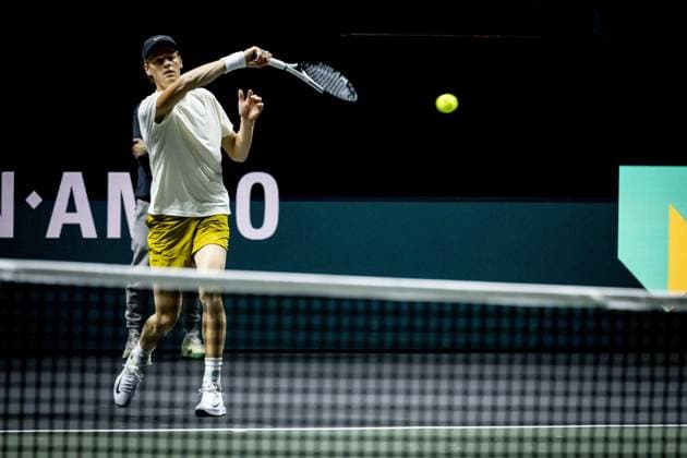 Sport Bilder des Tages ROTTERDAM - Tennis player Jannik Sinner during training in the run-up to the ABN AMRO tennis tournament. The Italian won his first Grand Slam title at the Australian Open in Melbourne. ANP ROBIN UTRECHT netherlands out - belgium out Rotterdam xVIxxIVx 490639652 originalFilename: 0412784767st.jpg