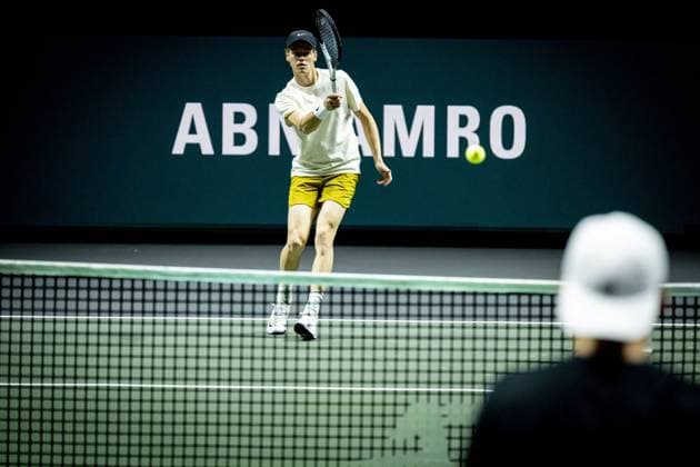 ROTTERDAM - Tennis player Jannik Sinner during training in the run-up to the ABN AMRO tennis tournament. The Italian won his first Grand Slam title at the Australian Open in Melbourne. ANP ROBIN UTRECHT netherlands out - belgium out Rotterdam xVIxxIVx 490639655 originalFilename: 0412784896st.jpg