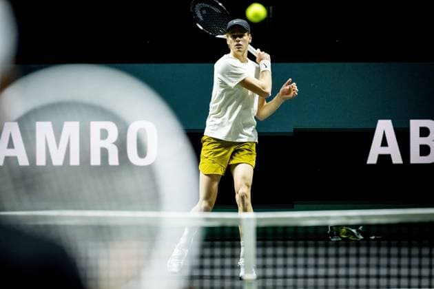 ROTTERDAM - Tennis player Jannik Sinner during training in the run-up to the ABN AMRO tennis tournament. The Italian won his first Grand Slam title at the Australian Open in Melbourne. ANP ROBIN UTRECHT netherlands out - belgium out Rotterdam xVIxxIVx 490639665 originalFilename: 0412784914st.jpg