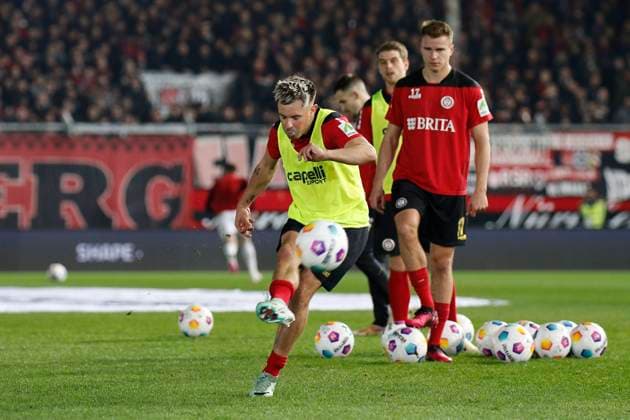 09.02.2024, xavx, Fussball 2.Bundesliga, SV Wehen Wiesbaden - 1.FC Nürnberg emspor, v.l. Thijmen Goppel (SV Wehen Wiesbaden) beim Auwfwärmen (DFL DFB REGULATIONS PROHIBIT ANY USE OF PHOTOGRAPHS as IMAGE SEQUENCES and or QUASI-VIDEO) Wiesbaden