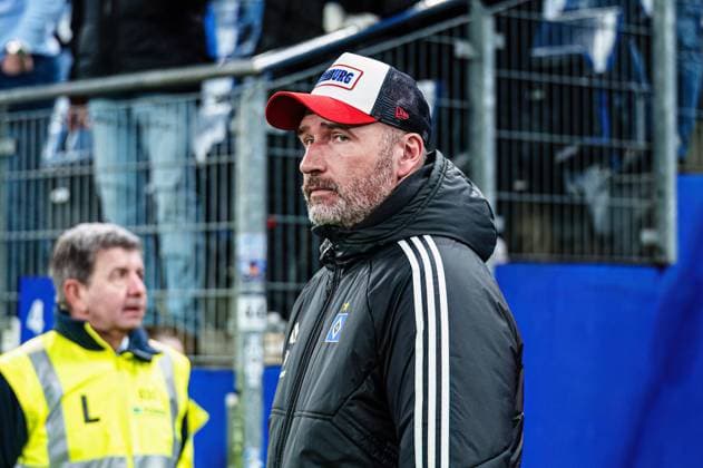 Tim Walter (Hamburger SV, Trainer) GER, Hamburger SV vs. Hannover 96, Fussball, 2. Bundesliga, Spieltag 21, Saison 2023 2024, 09.02.2024 DFL REGULATIONS PROHIBIT ANY USE OF PHOTOGRAPHS AS IMAGE SEQUENCES AND OR QUASI-VIDEO GER, Hamburger SV vs. Hannover 96, Fussball, 2. Bundesliga, Spieltag 21, Saison 2023 2024, 09.02.2024 Hamburg