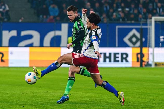 Louis Schaub (Hannover 96, 11), Immanuel Pherai (Hamburger SV, 10) GER, Hamburger SV vs. Hannover 96, Fussball, 2. Bundesliga, Spieltag 21, Saison 2023 2024, 09.02.2024 DFL REGULATIONS PROHIBIT ANY USE OF PHOTOGRAPHS AS IMAGE SEQUENCES AND OR QUASI-VIDEO GER, Hamburger SV vs. Hannover 96, Fussball, 2. Bundesliga, Spieltag 21, Saison 2023 2024, 09.02.2024 Hamburg