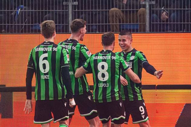 Torjubel Jubel Hannover 96 nach Tor zum 0:1 Nicolo Tresoldi (Hannover 96, 09) GER, Hamburger SV vs. Hannover 96, Fussball, 2. Bundesliga, Spieltag 21, Saison 2023 2024, 09.02.2024 DFL REGULATIONS PROHIBIT ANY USE OF PHOTOGRAPHS AS IMAGE SEQUENCES AND OR QUASI-VIDEO GER, Hamburger SV vs. Hannover 96, Fussball, 2. Bundesliga, Spieltag 21, Saison 2023 2024, 09.02.2024 Hamburg