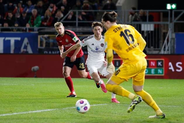 09.02.2024, xavx, Fussball 2.Bundesliga, SV Wehen Wiesbaden - 1.FC Nürnberg emspor, v.l. Lasse Günther (SV Wehen Wiesbaden), Benjamin Goller (1.FC Nürnberg), Torwart Florian Stritzel (SV Wehen Wiesbaden) (DFL DFB REGULATIONS PROHIBIT ANY USE OF PHOTOGRAPHS as IMAGE SEQUENCES and or QUASI-VIDEO) Wiesbaden