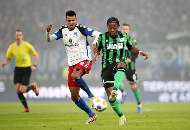 09.02.2024, Fussball 2. Bundesliga 2023 2024, 21. Spieltag, Hamburger SV - Hannover 96 , im Volksparkstadion Hamburg. (L-R) Robert Glatzel (Hamburg) gegen Bright Arrey-Mbi (Hannover)
