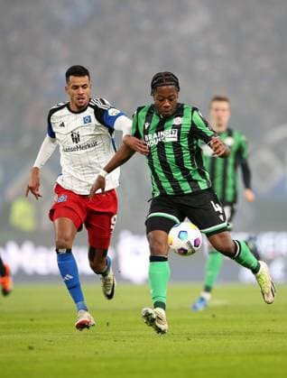 09.02.2024, Fussball 2. Bundesliga 2023 2024, 21. Spieltag, Hamburger SV - Hannover 96 , im Volksparkstadion Hamburg. (L-R) Robert Glatzel (Hamburg) gegen Bright Arrey-Mbi (Hannover)