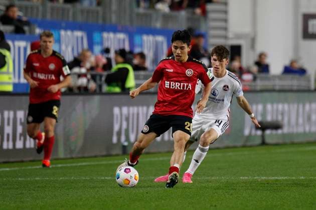 09.02.2024, xavx, Fussball 2.Bundesliga, SV Wehen Wiesbaden - 1.FC Nürnberg emspor, v.l. Hyun-ju Lee (SV Wehen Wiesbaden), Benjamin Goller (1.FC Nürnberg) (DFL DFB REGULATIONS PROHIBIT ANY USE OF PHOTOGRAPHS as IMAGE SEQUENCES and or QUASI-VIDEO) Wiesbaden
