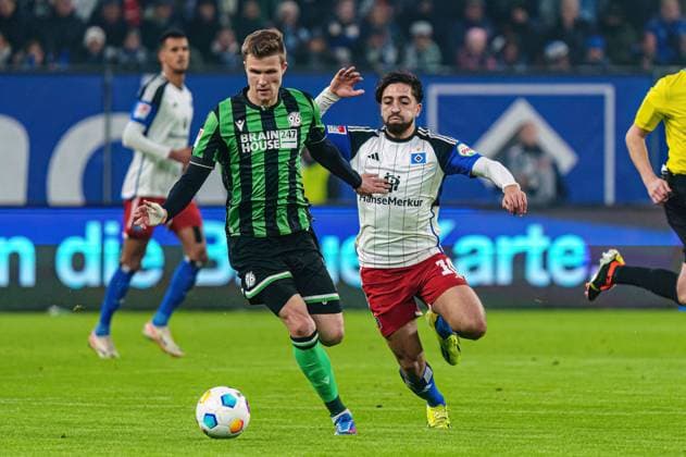Fabian Kunze (Hannover 96, 06), Immanuel Pherai (Hamburger SV, 10) GER, Hamburger SV vs. Hannover 96, Fussball, 2. Bundesliga, Spieltag 21, Saison 2023 2024, 09.02.2024 DFL REGULATIONS PROHIBIT ANY USE OF PHOTOGRAPHS AS IMAGE SEQUENCES AND OR QUASI-VIDEO GER, Hamburger SV vs. Hannover 96, Fussball, 2. Bundesliga, Spieltag 21, Saison 2023 2024, 09.02.2024 Hamburg