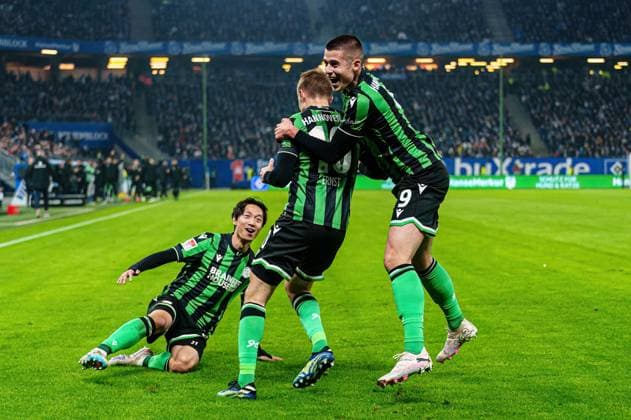 Torjubel Jubel Hannover 96 nach Tor zum 0:2 Sebastian Ernst (Hannover 96, 10) GER, Hamburger SV vs. Hannover 96, Fussball, 2. Bundesliga, Spieltag 21, Saison 2023 2024, 09.02.2024 DFL REGULATIONS PROHIBIT ANY USE OF PHOTOGRAPHS AS IMAGE SEQUENCES AND OR QUASI-VIDEO GER, Hamburger SV vs. Hannover 96, Fussball, 2. Bundesliga, Spieltag 21, Saison 2023 2024, 09.02.2024 Hamburg