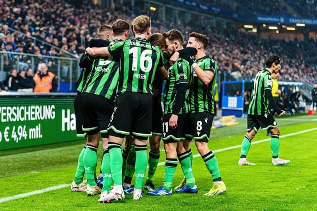 Torjubel Jubel Hannover 96 nach Tor zum 0:2 Sebastian Ernst (Hannover 96, 10) GER, Hamburger SV vs. Hannover 96, Fussball, 2. Bundesliga, Spieltag 21, Saison 2023 2024, 09.02.2024 DFL REGULATIONS PROHIBIT ANY USE OF PHOTOGRAPHS AS IMAGE SEQUENCES AND OR QUASI-VIDEO GER, Hamburger SV vs. Hannover 96, Fussball, 2. Bundesliga, Spieltag 21, Saison 2023 2024, 09.02.2024 Hamburg