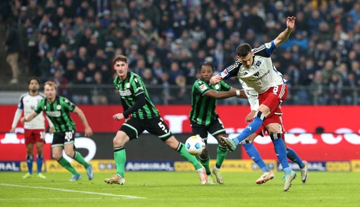 09.02.2024, Fussball 2. Bundesliga 2023 2024, 21. Spieltag, Hamburger SV - Hannover 96 , im Volksparkstadion Hamburg. Tor zum 1:2, Torschütze Laszlo Benes (Hamburg)