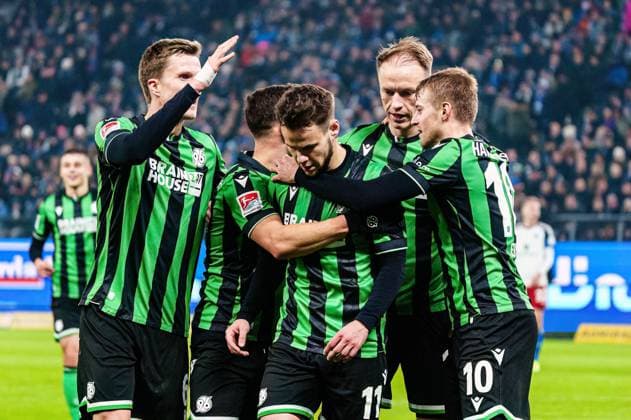 Sport Bilder des Tages Torjubel Jubel Hannover 96 nach Tor zum 1:3 Louis Schaub (Hannover 96, 11) GER, Hamburger SV vs. Hannover 96, Fussball, 2. Bundesliga, Spieltag 21, Saison 2023 2024, 09.02.2024 DFL REGULATIONS PROHIBIT ANY USE OF PHOTOGRAPHS AS IMAGE SEQUENCES AND OR QUASI-VIDEO GER, Hamburger SV vs. Hannover 96, Fussball, 2. Bundesliga, Spieltag 21, Saison 2023 2024, 09.02.2024 Hamburg