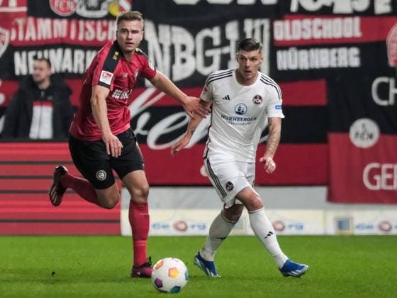 Florian Carstens (SV Wehen Wiesbaden, 17) im Zweikampf mit Erik Wekesser (1.FC Nuernberg, 13), GER, SV Wehen Wiesbaden vs. 1. FC Nuernberg, Fussball, 2. Bundesliga, 21. Spieltag, Spielzeit 2023 2024, 09.02.2024 DFL REGULATIONS PROHIBIT ANY USE OF PHOTOGRAPHS AS IMAGE SEQUENCES AND OR QUASI-VIDEO GER, SV Wehen Wiesbaden vs. 1. FC Nuernberg, Fussball, 2. Bundesliga, 21. Spieltag, Spielzeit 2023 2024, 09.02.2024 Wiesbaden