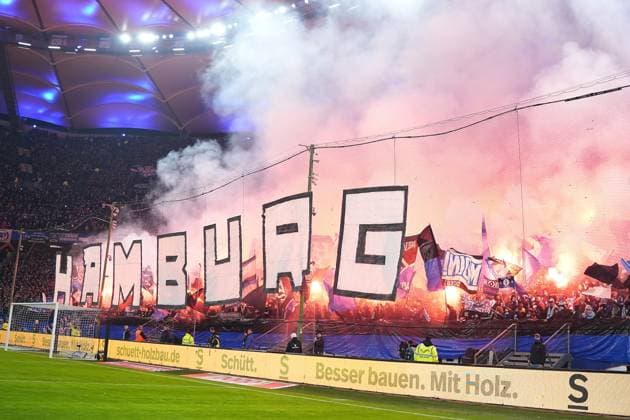 Fußball I Herren I Saison 2023-2024 I 2. Bundesliga I 21. Spieltag I Hamburg SV - Hannover 96 I 09.02.2024 Hamburger Fans zünden Pyro. Hamburg Volksparkstadion Hamburg Deutschland