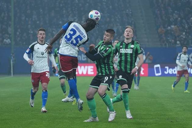 Fußball I Herren I Saison 2023-2024 I 2. Bundesliga I 21. Spieltag I Hamburg SV - Hannover 96 I 09.02.2024 Kopfballduell zwischen Stephan Ambrosius (35, Hamburger SV) und Nicolo Tresoldi (9, Hannover 96) Hamburg Volksparkstadion Hamburg Deutschland
