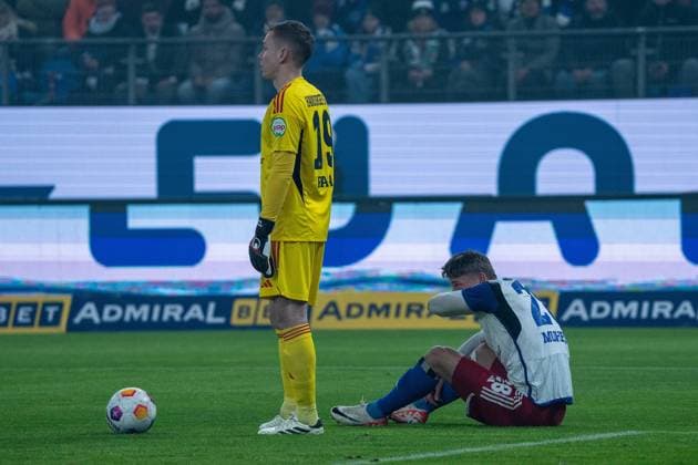 Fußball I Herren I Saison 2023-2024 I 2. Bundesliga I 21. Spieltag I Hamburg SV - Hannover 96 I 09.02.2024 Bedrückte Stimmung bei Matheo Raab (19, Hamburger SV) und Miro Muheim (28, Hamburger SV) Hamburg Volksparkstadion Hamburg Deutschland