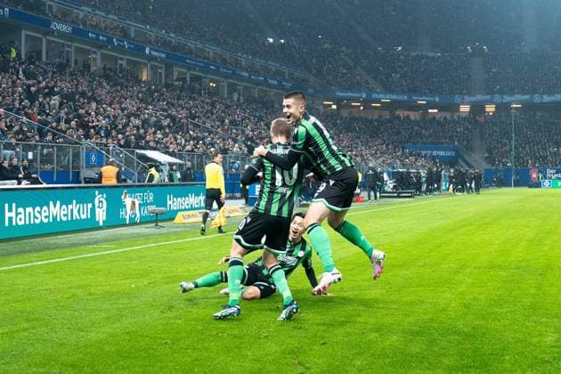 Fußball I Herren I Saison 2023-2024 I 2. Bundesliga I 21. Spieltag I Hamburg SV - Hannover 96 I 09.02.2024 Jubel, Begeisterung, Enthusiasmus, Euphorie, Freude, Glücksgefühl, Heiterkeit bei Hannover 96 Hamburg Volksparkstadion Hamburg Deutschland