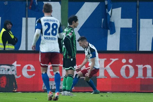 Fußball I Herren I Saison 2023-2024 I 2. Bundesliga I 21. Spieltag I Hamburg SV - Hannover 96 I 09.02.2024 Jubel, Begeisterung, Enthusiasmus, Euphorie, Freude, Glücksgefühl, Heiterkeit bei Torschütze Laszlo Benes (8, Hamburger SV) Hamburg Volksparkstadion Hamburg Deutschland